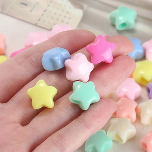 Detailopname van stervormige acryl kralen in macaronkleuren voor DIY-sieraden maken