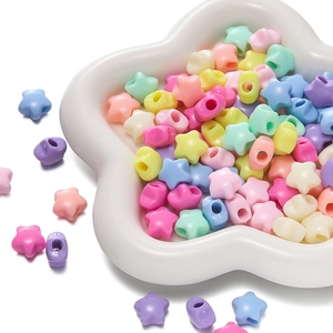 Macro-opname van gemengde kleuren acryl ster kralen met gaatjes voor DIY sieraden
