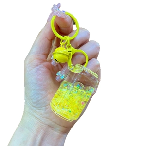 Kreativer gelber Cola-Flaschen Schlüsselanhänger mit Pailletten und Sternenanhänger