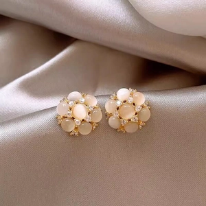 Boucles d'oreilles fleur élégantes avec pierres œil de chat et cristaux de zircone.
