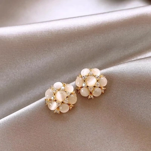 Élégantes boucles d'oreilles fleur avec pierres œil de chat et zircons sur satin doux