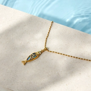 Makroansicht einer Goldfisch-Halskette mit buntem Abalone-Muschel- und Zirkonia-Inlay