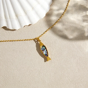 Detailansicht eines Fisch-Anhängers mit Abalone-Muschel-Inlay an einer goldenen Kette