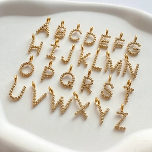Set di 26 ciondoli alfabetici placcati in oro con zirconi per il design di gioielli DIY