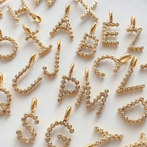 Ciondoli a forma di lettera placcati in oro con zirconi brillanti per collane fai da te