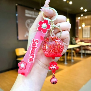 Dettaglio portachiavi Sakura con cinturino in silicone e sfera liquida glitterata rossa