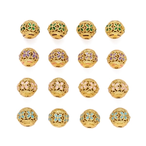 Detail van 16 gouden holle kralen met kleurrijke emaille bloempatronen voor sieraden