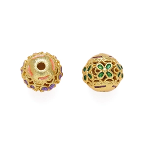Detail van gouden holle bloemkralen met kleurrijk emaille voor DIY-sieraden maken