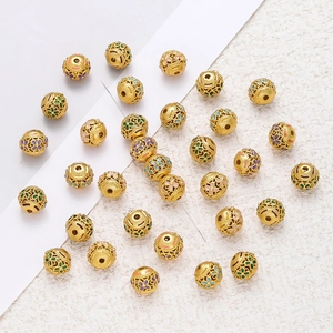 Detailweergave van gouden holle bloemkralen met kleurrijk emaille voor DIY-sieraden