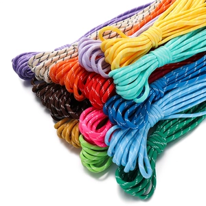 Detail von 5 mm geflochtenen Polyesterkordeln mit bunten Mustern und feiner Webstruktur