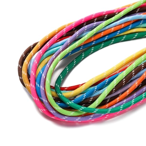 Makroaufnahme von 5mm bunten Polyester-Flechtkordeln mit dekorativem weißem Punktmuster