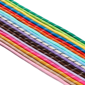 Nahaufnahme von 5mm bunten Polyesterkordeln mit Punktmustern für Bastelarbeiten und Seile