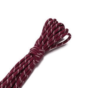 Detail von 5mm burgunderrotem Polyesterseil mit weißen Punkten für DIY-Handwerk