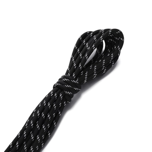 Nahaufnahme von 5mm schwarz-weißem Polyester-Flechtseil mit reflektierendem Punktmuster
