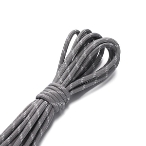 Detailansicht der grauen 5mm Polyester-Kordel mit weißen Reflexionspunkten und Webstruktur