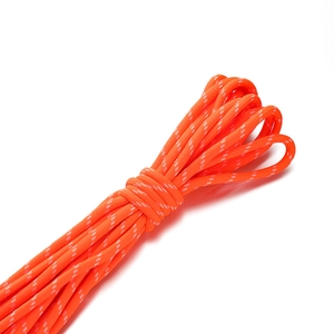 Nahaufnahme von 5mm orangefarbenem Polyester-Flechtseil mit reflektierenden weißen Punkten
