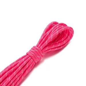 Detail von 5mm magentafarbenem Polyesterseil mit weißem Punktmuster für DIY-Handwerk
