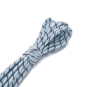 Detail von 5mm hellblauem Polyester-Geflochtenem Seil mit schwarzen Punktmustern
