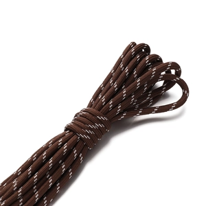 Detail von 5mm brauner Polyester-Flechtschnur mit weißen reflektierenden Punkten