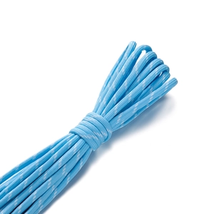Nahaufnahme eines 5mm blau-weißen geflochtenen Polyesterseils mit feiner Fasertextur