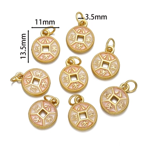 Vue détaillée des pendentifs en or mat avec émail et caractères chinois porte-bonheur
