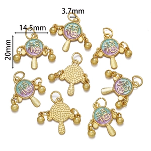 Détail du pendentif hochet doré de 20mm avec caractère Fu et émail multicolore