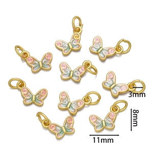 Détail macro de pendentifs papillon avec émail coloré et dimensions de 11mm de largeur