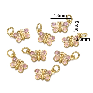 Vue macro de breloques papillon en émail rose de 13mm en alliage doré avec dimensions