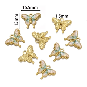 Vue macro du pendentif papillon émaillé rose avec dimensions de 16,5 mm sur 13 mm