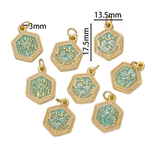 Détail du pendentif hexagonal en or avec émail bleu sarcelle et motif totem vintage