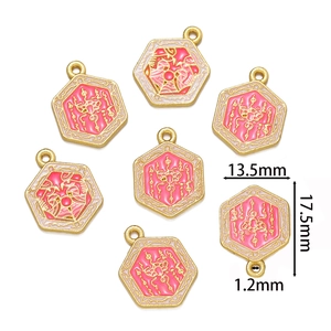 Détails des pendentifs hexagonaux en émail rose avec dimensions 13,5mm par 17,5mm