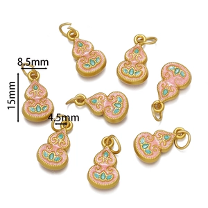 Détail macro de pendentifs gourde rose dorée avec dimensions 15x8,5x4,5 mm