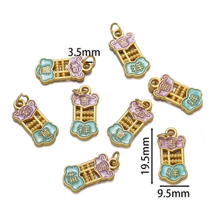 Détail du pendentif boulier doré avec émail violet et dimensions de 19,5 mm