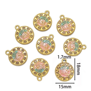 Vue macro détaillée du pendentif chinois porte-bonheur doré 15mm pour bijoux DIY