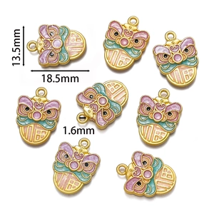 Vue détaillée des pendentifs lion en émail rose et vert avec signe Fu et dimensions