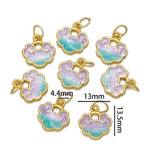 Détail macro du pendentif serrure Ruyi montrant les dimensions 13mm et l'émail scintillant