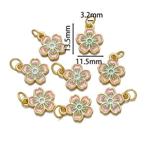 Détail des pendentifs cerisier émaillé rose avec les dimensions de 13,5mm de hauteur