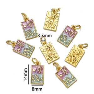 Détail de pendentifs dorés rectangulaires avec texte Youqian et dégradés violets pailletés