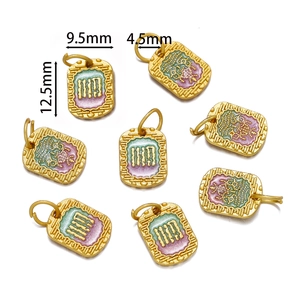 Vue détaillée de pendentifs en émail doré avec dimensions précises de 9,5 mm x 12,5 mm