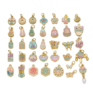 Collection de pendentifs chinois dorés avec émail coloré et détails en perles fines