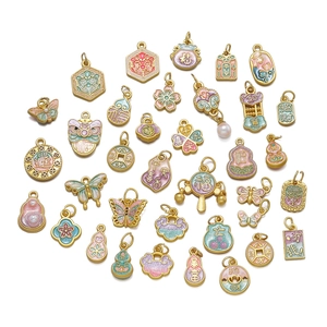Vue détaillée de pendentifs en émail doré coloré aux motifs traditionnels chinois variés