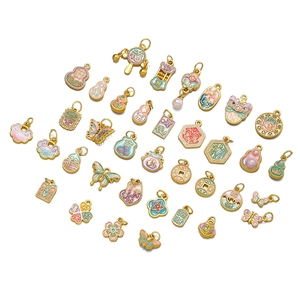 Détails de pendentifs chinois en or sable avec motifs fleurs et gourdes en émail