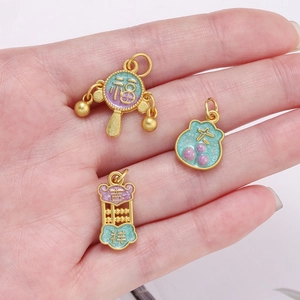Détails de pendentifs chinois en or avec émail rouge et gravures de caractères porte-bonheur