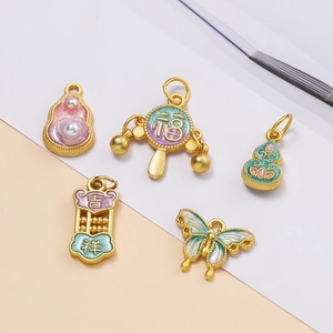 Détail macro de cinq pendentifs en émail plaqué or chinois aux formes traditionnelles