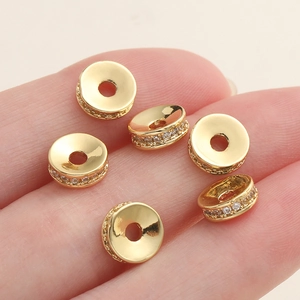 Détail macro de perles d'espacement plaquées or 18k avec zircons pour bijoux DIY