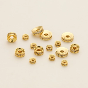 Détail macro de perles d'espacement dorées 18 carats avec zircons pour la création de bijoux