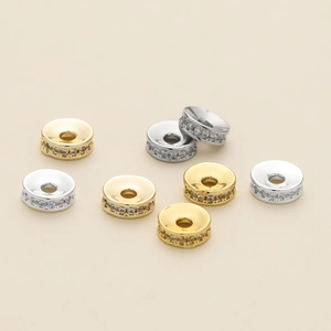 Détail des perles d'espacement en or 18k et argent serties de zircons pour bijoux DIY