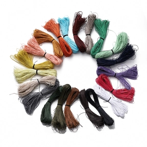 Dettaglio di cordoncini cerati colorati da 1 mm per intrecci fai-da-te in vari colori