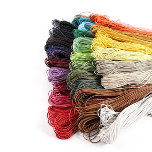 Dettaglio di cordoncini cerati colorati da 1 mm per creazione gioielli fai-da-te e pelle