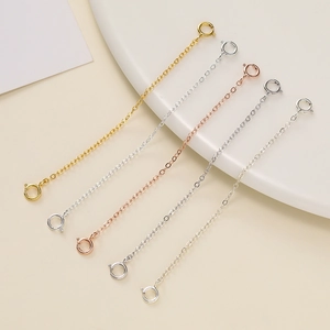 Dettaglio di cinque catene di estensione in argento 925 con chiusure a molla in colori assortiti